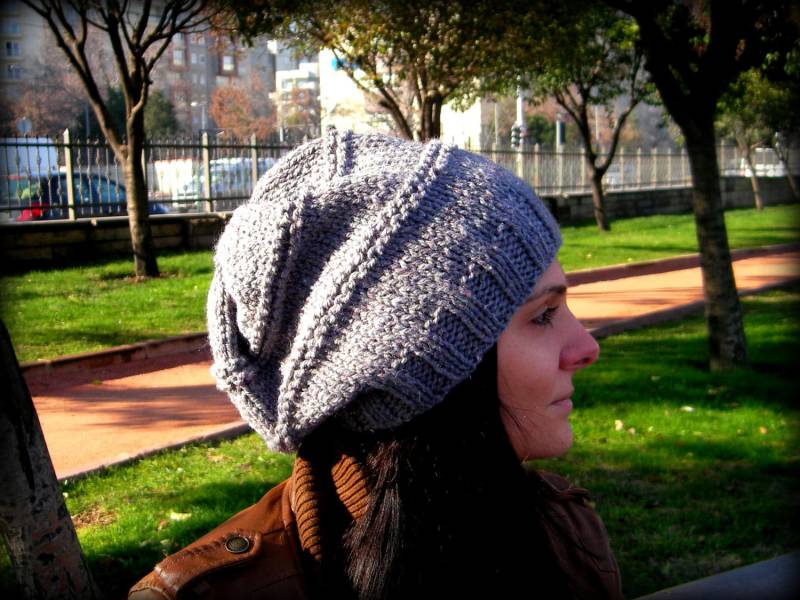 Handgemachte Graue Knit Slouchy Beanie, Unisex Wintermütze von PIQI
