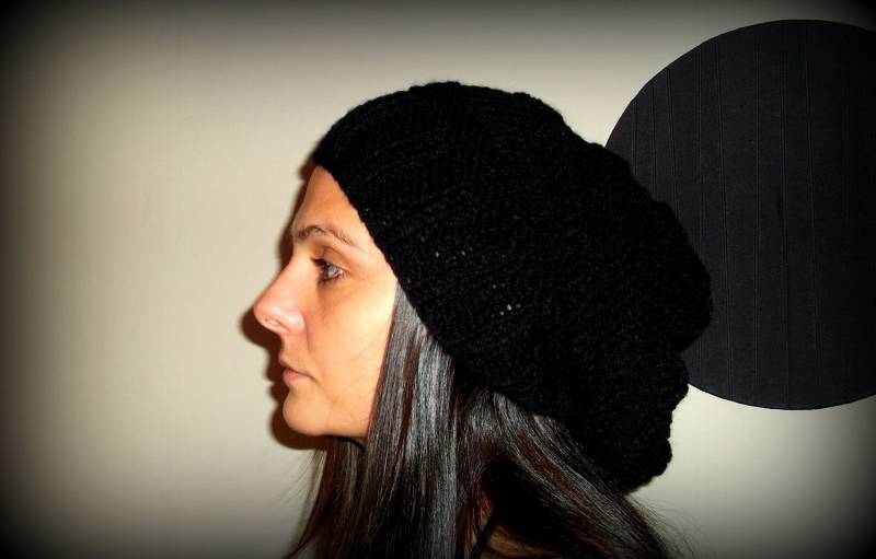 Handgemachte Schwarze Slouchy Beanie, Damen Wintermütze von PIQI