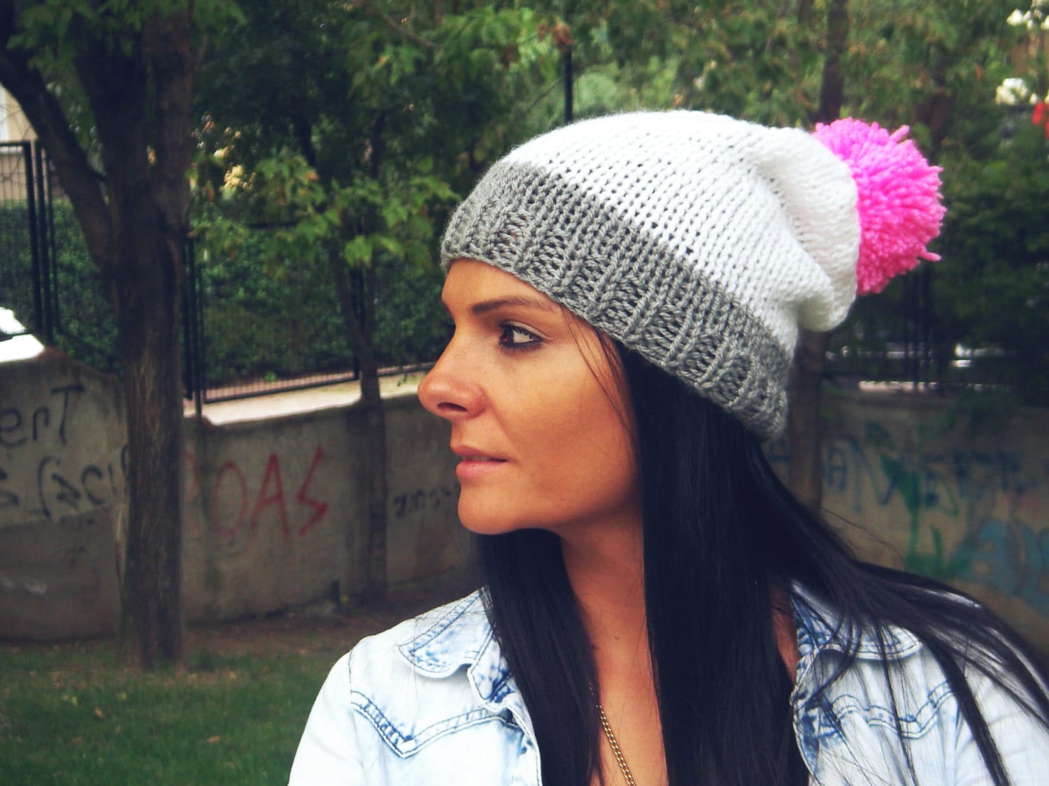 Handgestrickte Pom Slouch Mütze, Grau Weiß Rosa, Wolle Acryl Mischung von PIQI