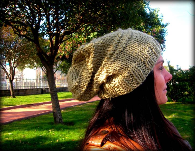 Handgefertigte Gelbe Slouchy Strickmütze, Damen Winter Accessoire von PIQI