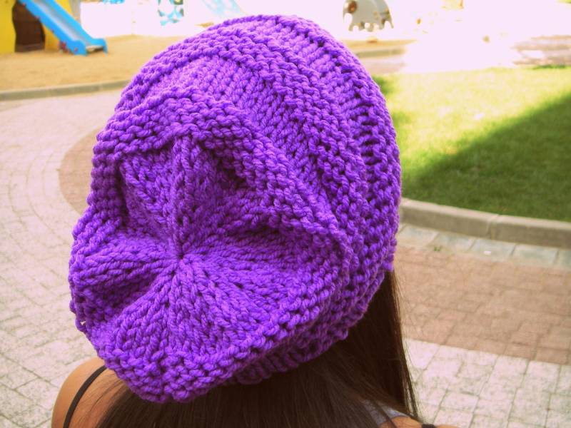 Handgemachte Lila Stricken Slouchy Beanie, Damen Wintermütze von PIQI