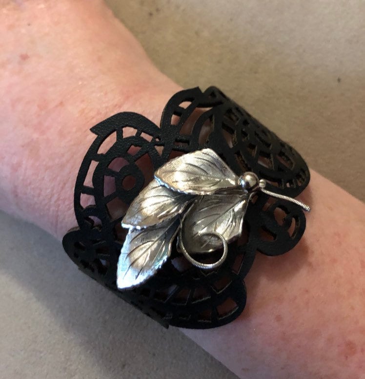 Filigrane Schwarze Pu Leder Manschette Mit Vintage Silberfarbener Multi-Leaf Pin Brosche Filigrane Schwarze Pu Leder Manschette Mit Vintage Silberfarbener Multi-Leaf Pin Brosche von PKKooll