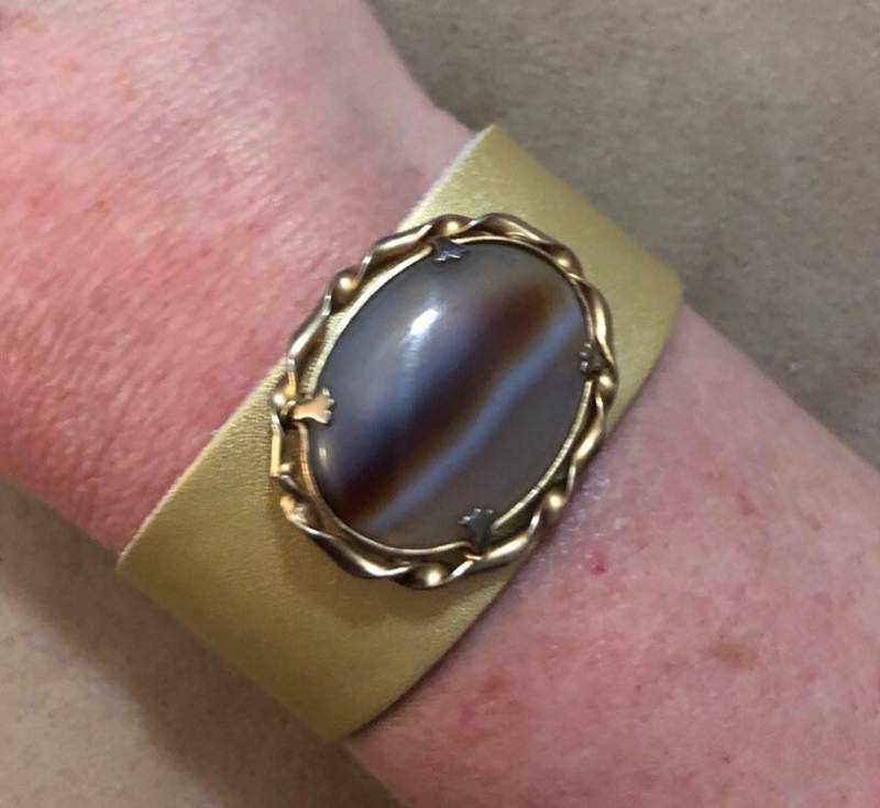 Goldenes Lederarmband Mit Atemberaubender Vintage Gold-Ton Braun Und Biegestein Pin Brosche von PKKooll