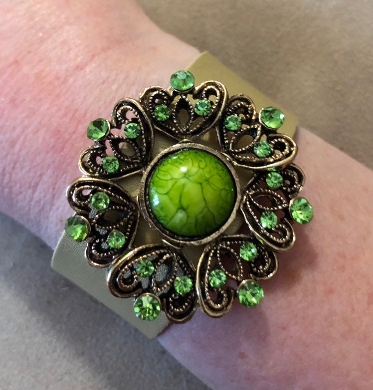 Goldenes Lederarmband Mit Entzückender Vintage Grüner Stein Und Strass Brosche von PKKooll