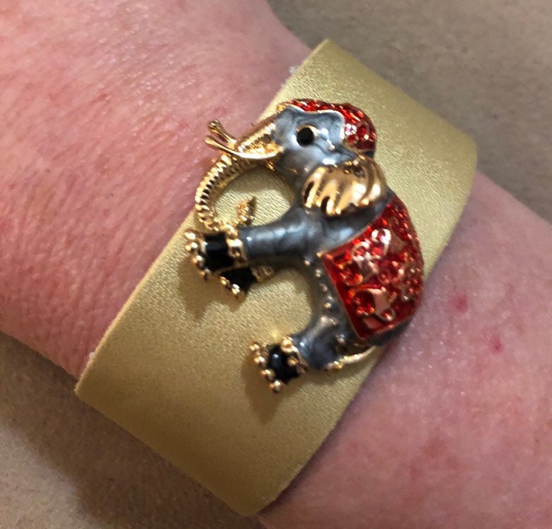 Goldenes Lederarmband Mit Gold-Ton Rot Und Grau Elefant Strass Brosche von PKKooll