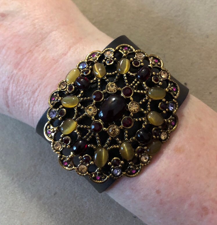 Handgearbeitete Braune Leder Manschette Mit Großer Goldfarbener Vintage Katzenaugen Brosche von PKKooll