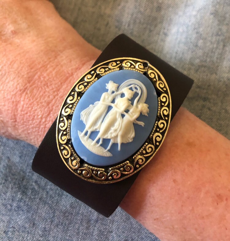 Handgearbeitetes Braunes Lederarmband Mit Großer Silberfarbener Vintage Blauer Kamee Brosche von PKKooll
