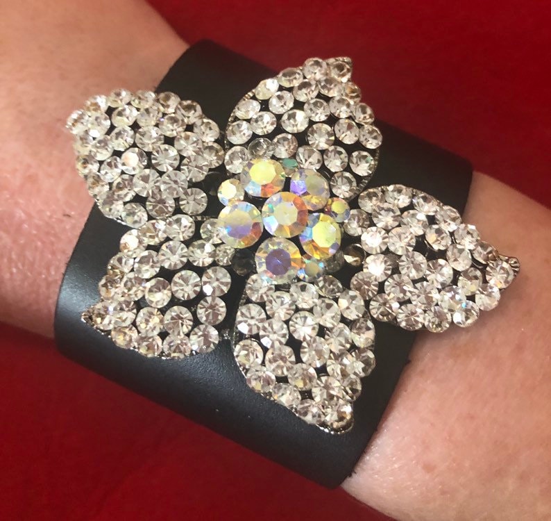 Handgefertigtes Lederarmband Mit Sehr Großer Strasssteinbrosche von PKKooll