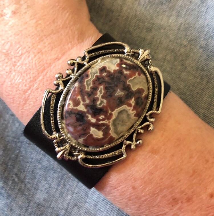 Handgefertigtes Schwarzes Lederarmband Mit Großer Silberfarbener Vintage Brosche von PKKooll