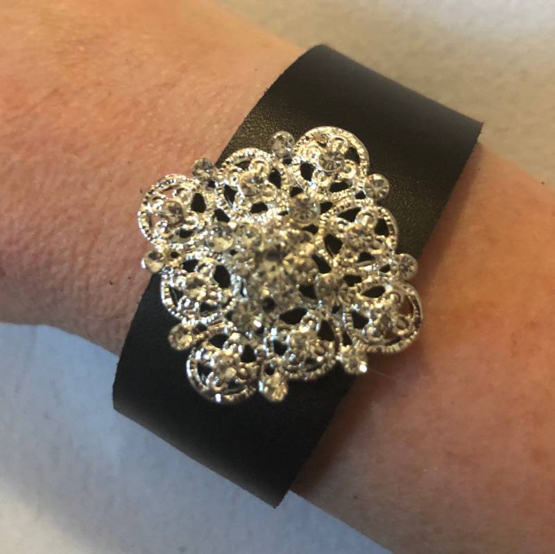 Handgemachter Damen Armreif Aus Echtem Leder Mit Strass Handgemachter Damen Armreif Aus Echtem Leder Mit Strass von PKKooll