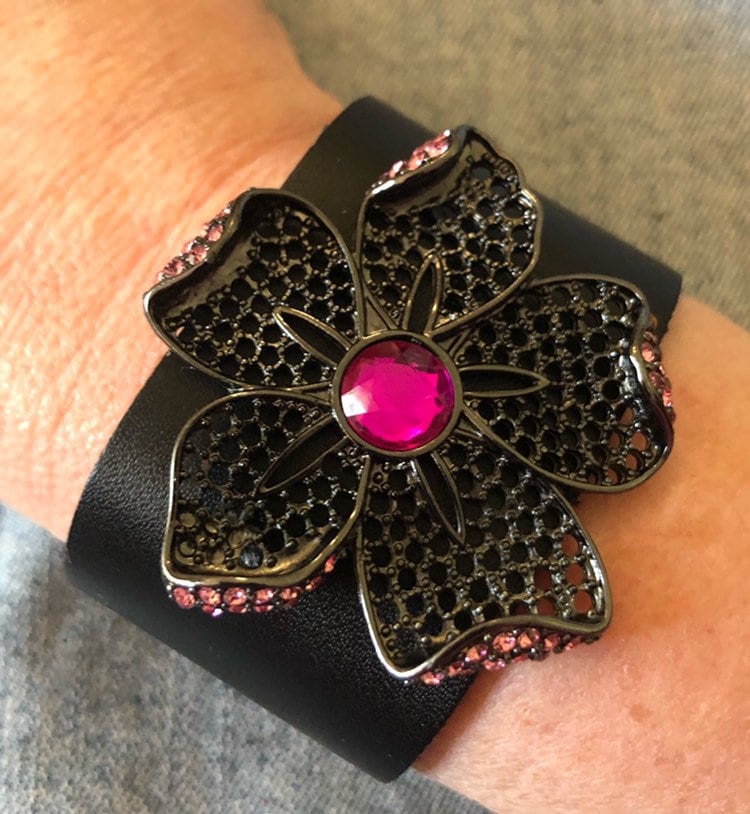 Handgemachtes Schwarzes Lederarmband Mit Schwarzem Netz Und Pinken Strasssteinen von PKKooll