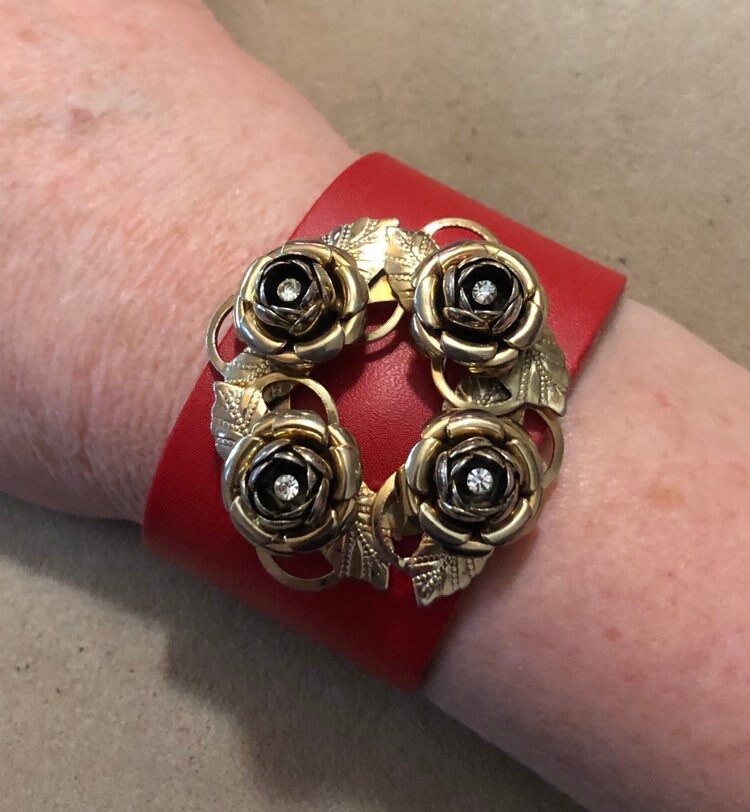 Rotes Lederarmband Mit Goldfarbenen Rosen Und Strasssteinen Vintage Brosche von PKKooll