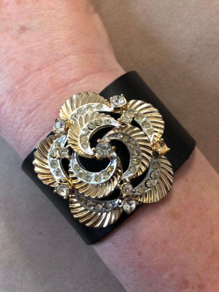 Schwarze Lederarmband Manschette Mit Vintage Goldton Und Strass Blume Pin Brosche von PKKooll