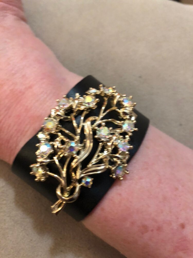 Schwarze Ledermanschette Mit Wunderschöner Vintage Goldfarbener Brosche in Baumform Schwarze Ledermanschette Mit Wunderschöner Vintage Goldfarbener Brosche in Baumform von PKKooll