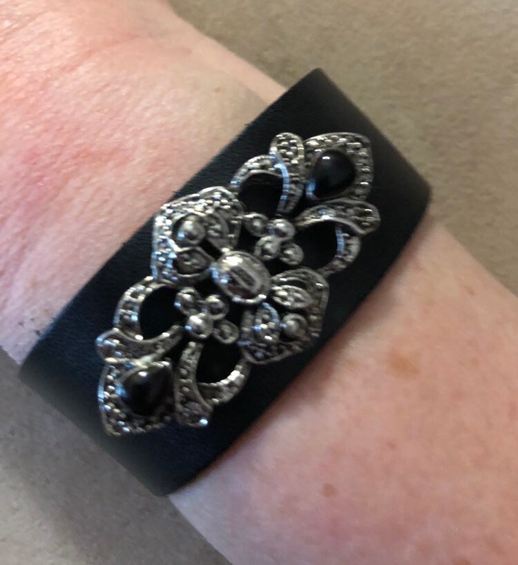Schwarzes Lederarmband Manschette Silber Und Schwarz Vintage Pin Brosche von PKKooll