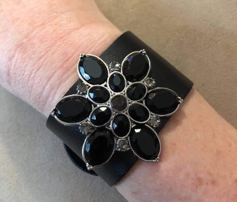 Schwarzes Lederarmband Mit Vintage Schwarzer Brosche in Blütenform von PKKooll