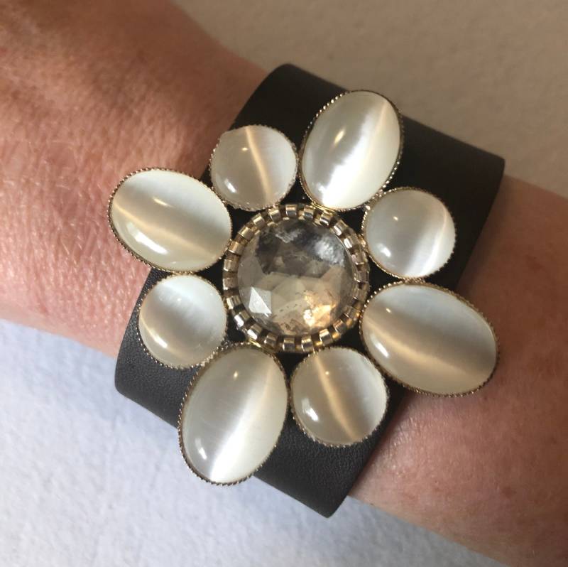Wunderschöne Handgefertigte Leder Manschette Mit Vintage Cabochon Und Strass Pin Wunderschöne Handgefertigte Leder Manschette Mit Vintage Cabochon Und Strass Pin von PKKooll