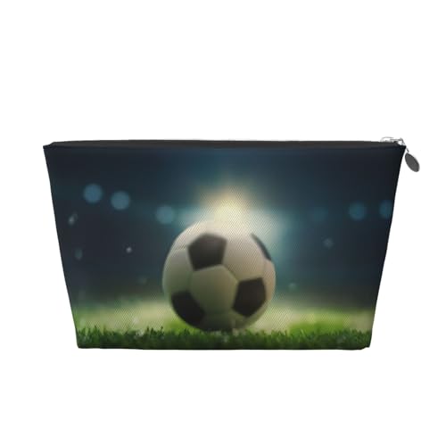 Kulturbeutel mit Fußballmotiv auf Gras, Reise-Make-up-Aufbewahrungstasche, Kosmetiktasche, PU-Leder, wasserdicht, leicht, Make-up-Tasche, Organizer für Mädchen, Damen und Herren, silber, Einheitsgröße Kulturbeutel mit Fußballmotiv auf Gras, Reise-Make-up-Aufbewahrungstasche, Kosmetiktasche, PU-Leder, wasserdicht, leicht, Make-up-Tasche, Organizer für Mädchen, Damen und Herren, silber, Einheitsgröße von PKTTECRFPK
