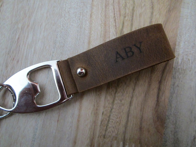 Personalisierter Schlüsselanhänger, Leder Schlüsselanhänger Mit Gravur, Flaschenöffner Herren Geschenk, Hochzeitsgeschenk, Ba10 von PLDream