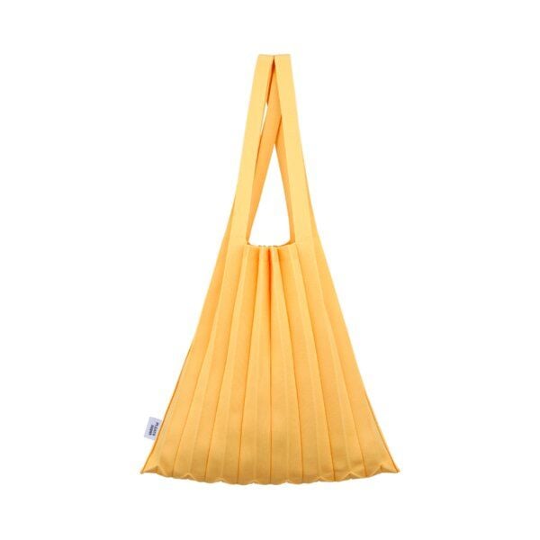 PLEATSMAMA Plissierte Schultertasche aus recyceltem Meeresplastik von PLEATSMAMA