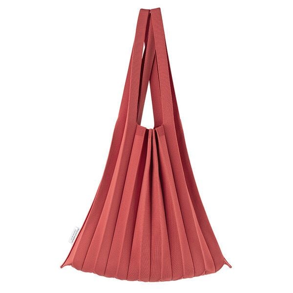 PLEATSMAMA Plissierte Schultertasche aus recyceltem Meeresplastik von PLEATSMAMA