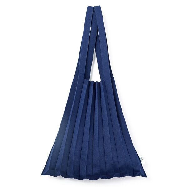 PLEATSMAMA Plissierte Schultertasche aus recyceltem Meeresplastik von PLEATSMAMA