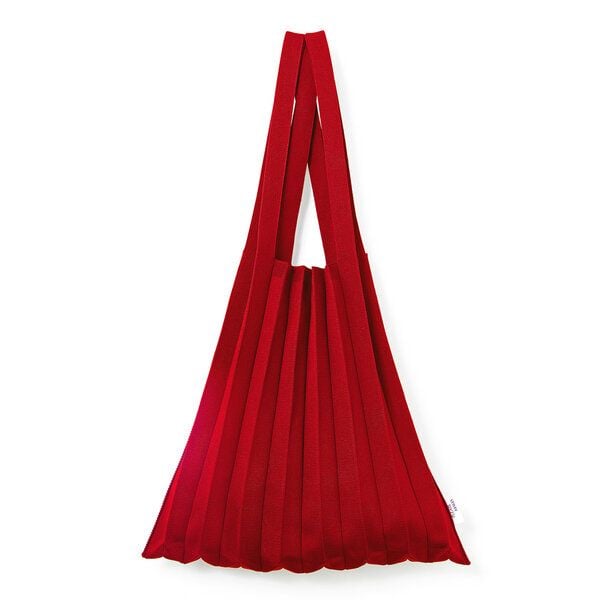 PLEATSMAMA Plissierte Schultertasche aus recyceltem Meeresplastik von PLEATSMAMA