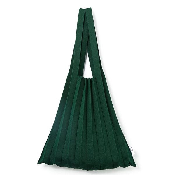 PLEATSMAMA Plissierte Schultertasche aus recyceltem Meeresplastik von PLEATSMAMA