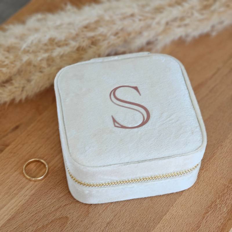 Personalisiertes Schmuckkästchen| Samtschmuckkästchen| Schmuckaufbewahrung Mit Buchstabe| Reiseschmuckkästchen| Schmuckschatulle|Schmucketui von PLOTTSOMUCH