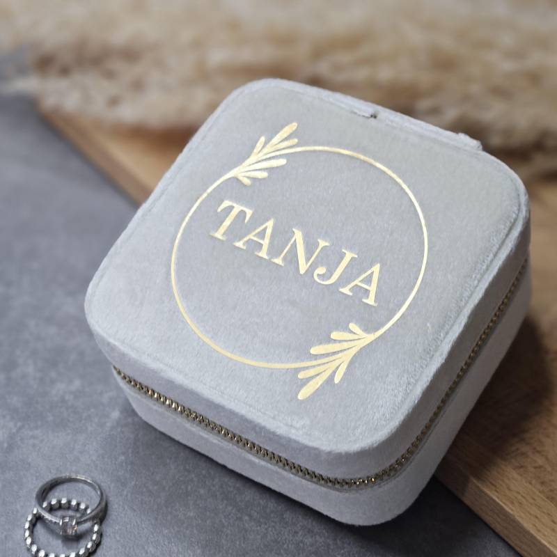 Personalisiertes Schmuckkästchen| Samtschmuckkästchen| Schmuckaufbewahrung Mit Namen| Reiseschmuckkästchen| Schmuckschatulle| Schmucketui von PLOTTSOMUCH