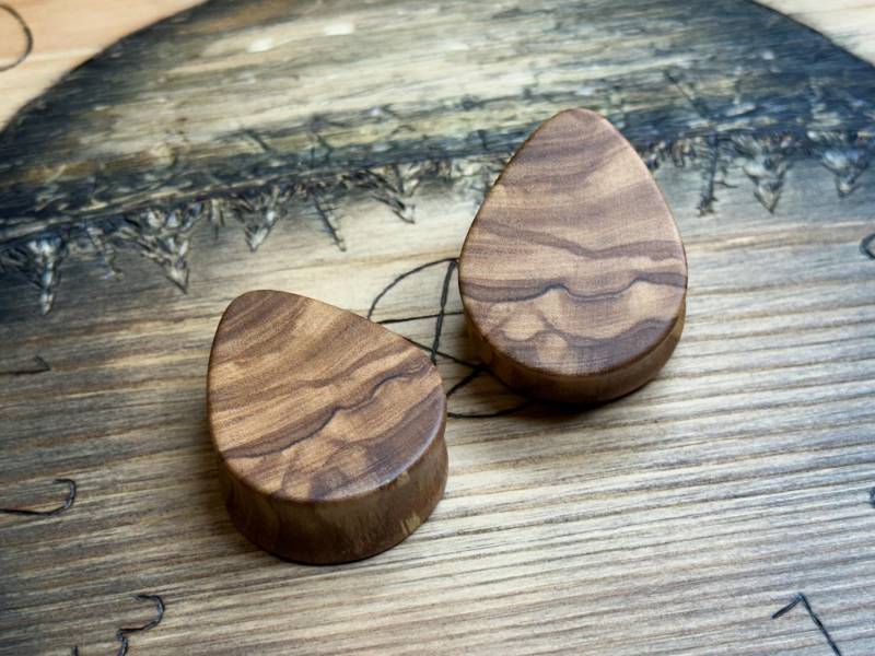 30mm Olivenholz-Tropfenstecker von PLVGCVLT