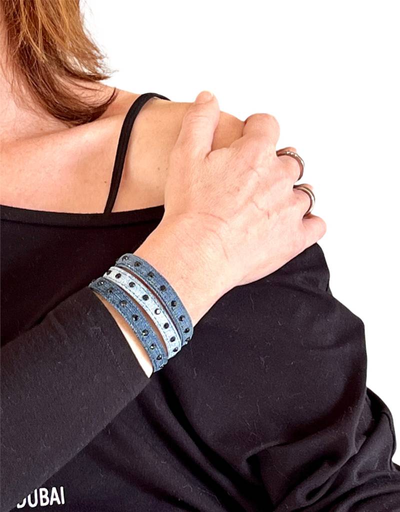 Breites Jeansarmband Mit Schwarzen Glitzersteinen in Drei Jeansblautönen, Jeansschmuck, Geschenk Freundin, Mama, Schwester, Kollegin von PM2Jeansupcycling