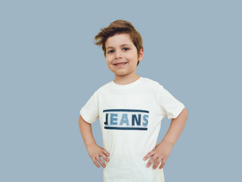 T-Shirt Für Coole Jungs Mit "Jeans"-Applikation in Größe 122/128, Blau-Weiß 7-8-Jährige Jungs, Nachhaltige Kinderkleidung von PM2Jeansupcycling