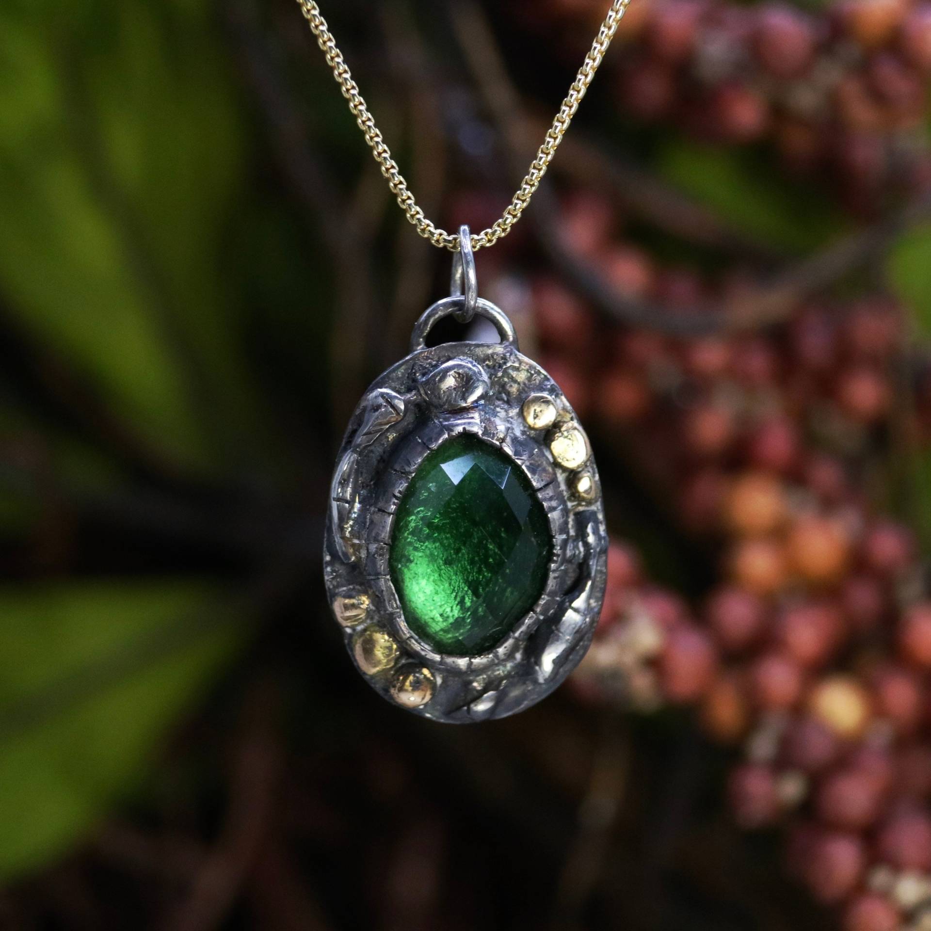 Smaragd Grünquarz Sterling Silber Anhänger 14K Gold Elemente Halskette Handmade von PMMETALWRKS