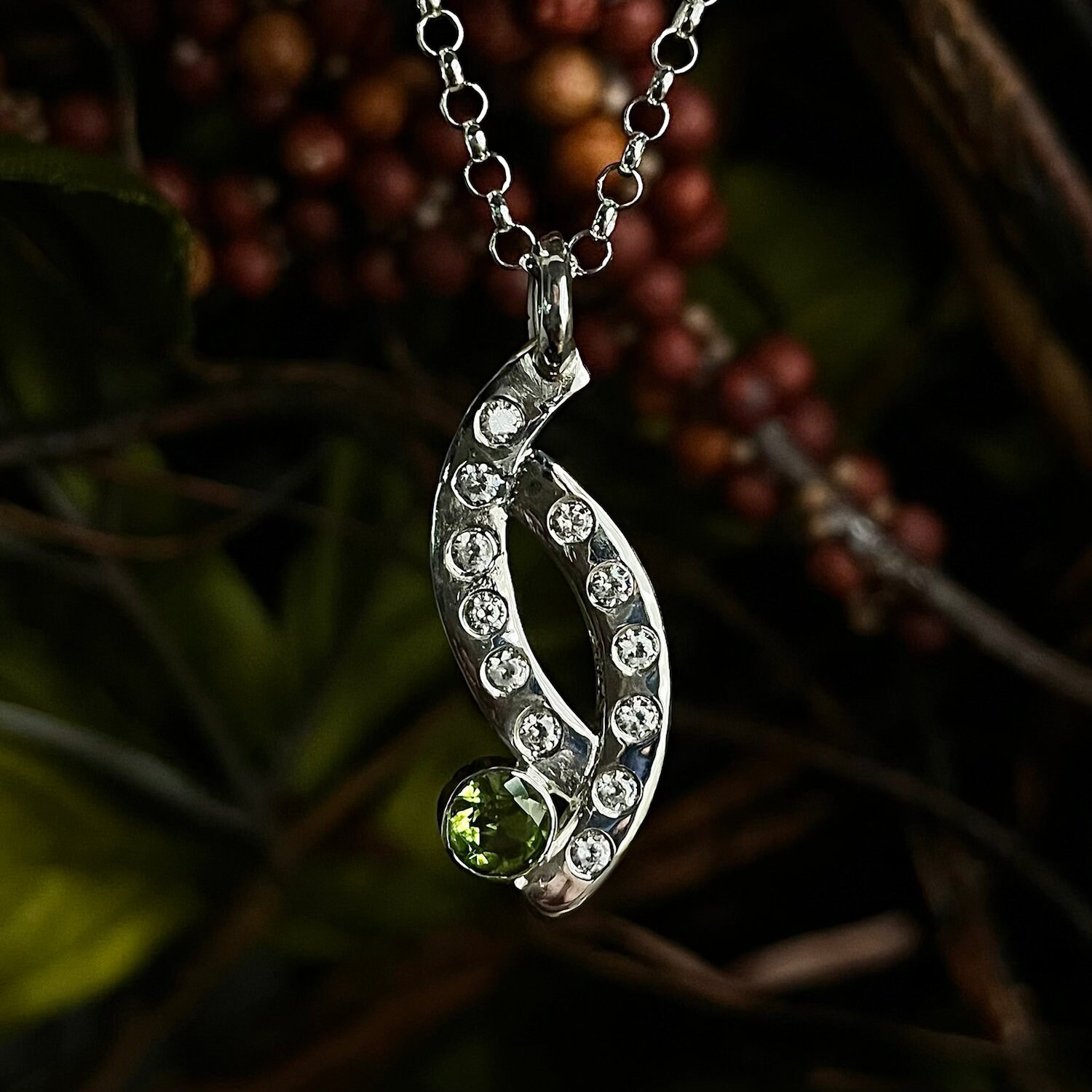 Swirl Anhänger Halskette Grün Peridot Twisting Akzent Cz Sterling Silber von PMMETALWRKS
