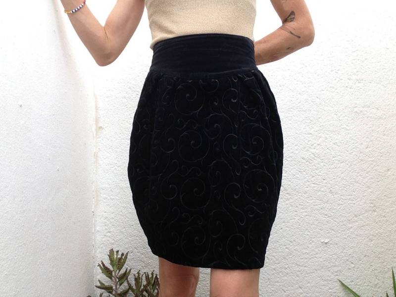 Byblos Vintage Bleistiftrock 1980S | Schwarzer Samt Rock Gesticktes Swirl Design Barocker Glam-Abendrock Hergestellt in Italien S Byblos Vintage Bleistiftrock 1980S | Schwarzer Samt Rock Gesticktes Swirl Design Barocker Glam-Abendrock Hergestellt in Italien S von PNBvintage