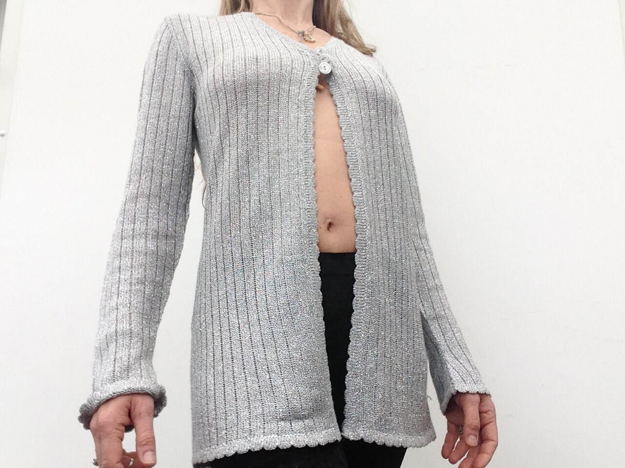 Byblos Vintage Strickjacke 1980S | Silberfarbene Glänzende Mit 3 Perlenknöpfen Glamouröser 80Er Jahre Sweater Hergestellt in Italien Grösse S von PNBvintage