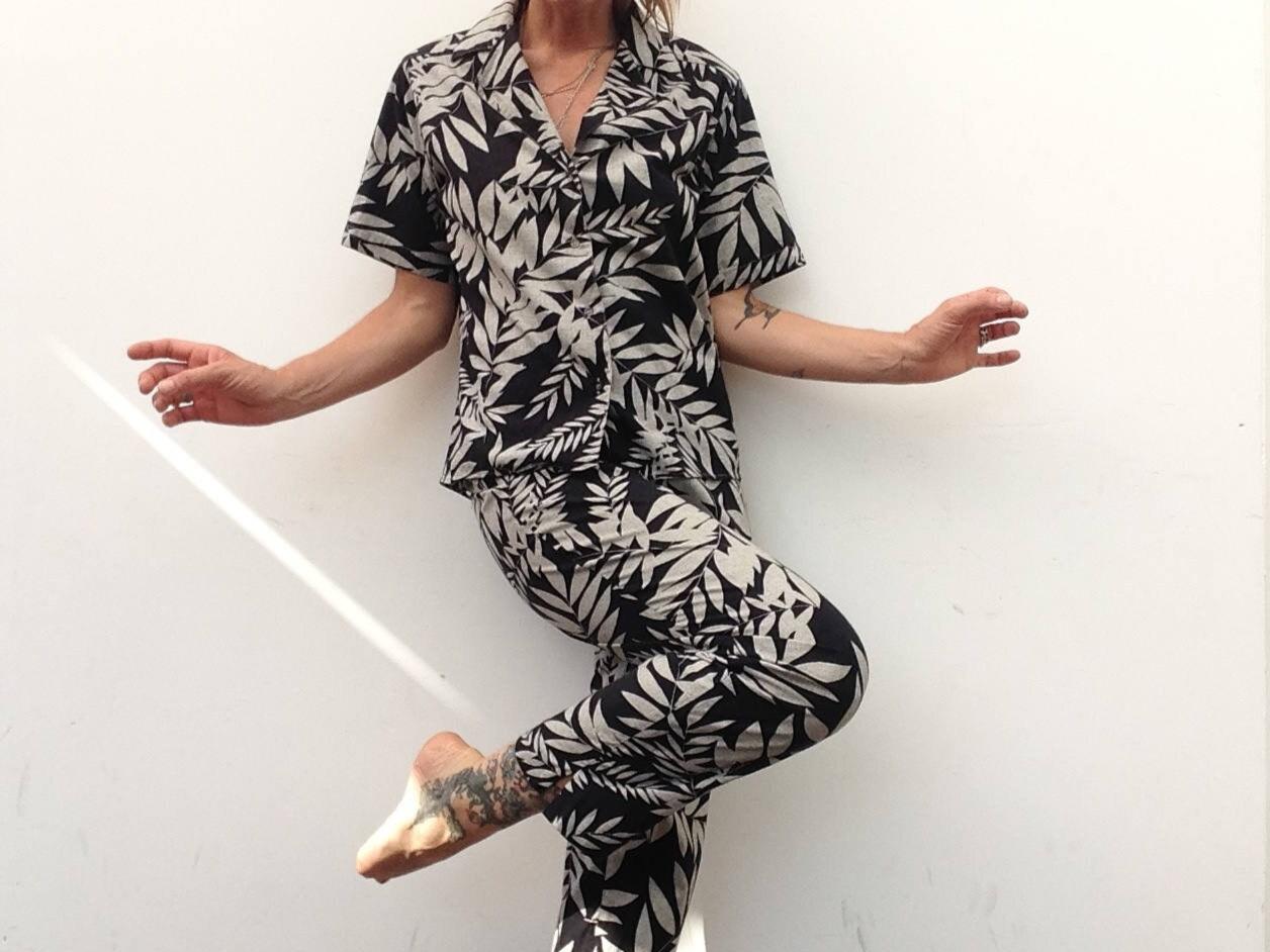 Cacharel Vintage Sommeranzug 1980Er Jahre | Shirt & Hose Mit Blumenmuster Im Set Hawaii Style Schwarz Grau Baumwolle Hergestellt in Frankreich von PNBvintage