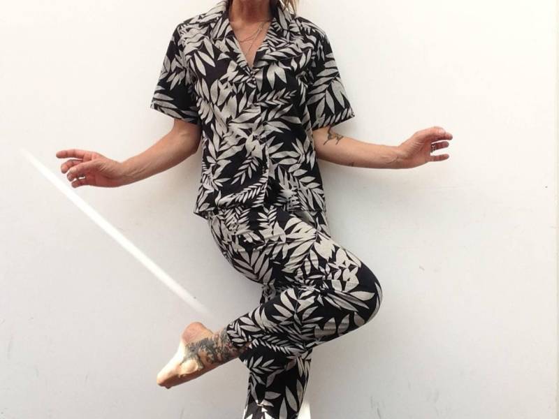 Cacharel Vintage Sommeranzug 1980Er Jahre | Shirt & Hose Mit Blumenmuster Im Set Hawaii Style Schwarz Grau Baumwolle Hergestellt in Frankreich Cacharel Vintage Sommeranzug 1980Er Jahre | Shirt & Hose Mit Blumenmuster Im Set Hawaii Style Schwarz Grau Baumwolle Hergestellt in Frankreich von PNBvintage