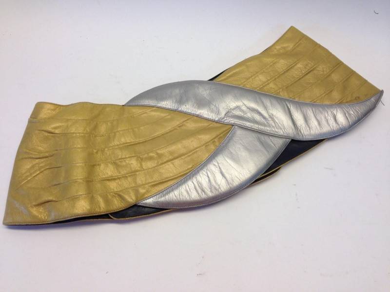 Charles Jourdan | Vintage Ledergürtel 1980Er Jahre Großer Korsettgürtel Metallic Gold/Silber Abend Gürtel Wellenform Hergestellt in Italien Charles Jourdan | Vintage Ledergürtel 1980Er Jahre Großer Korsettgürtel Metallic Gold/Silber Abend Gürtel Wellenform Hergestellt in Italien von PNBvintage