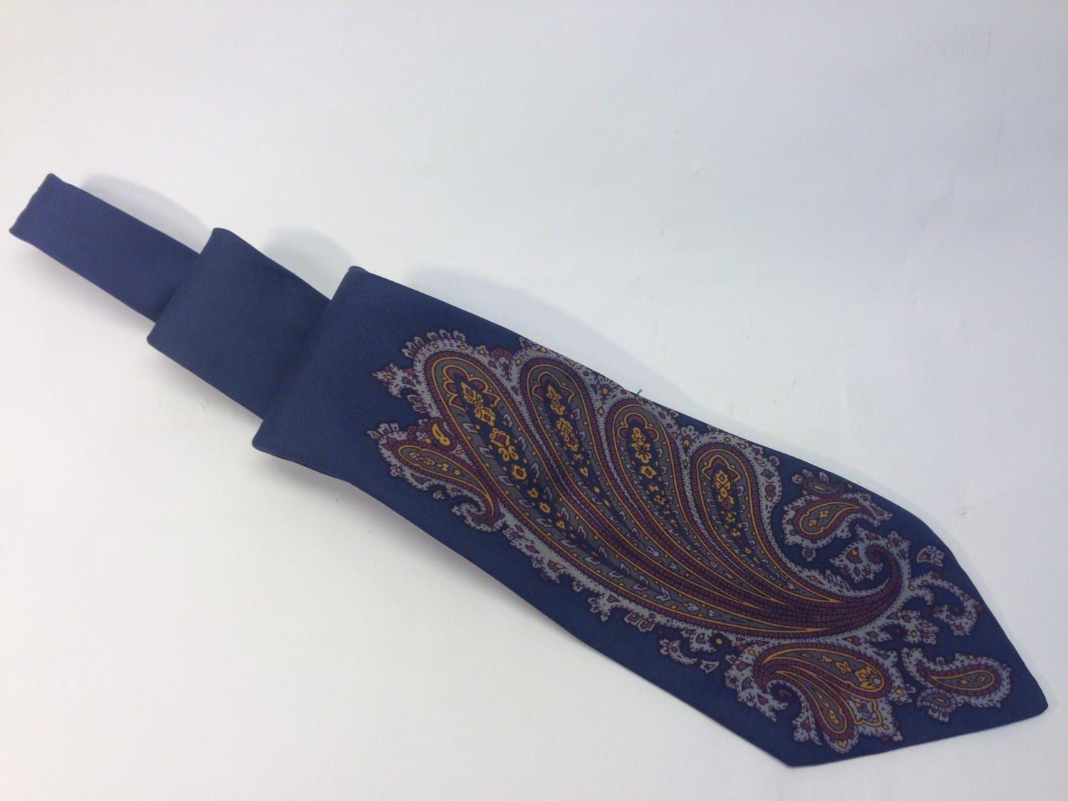 Christian Dior Vintage Seidenkrawatte 1970Er | Blaues Paisley-Muster Breiter Retro-Chic Krawatte Herren Sammler Hergestellt in Frankreich Christian Dior Vintage Seidenkrawatte 1970Er | Blaues Paisley-Muster Breiter Retro-Chic Krawatte Herren Sammler Hergestellt in Frankreich von PNBvintage