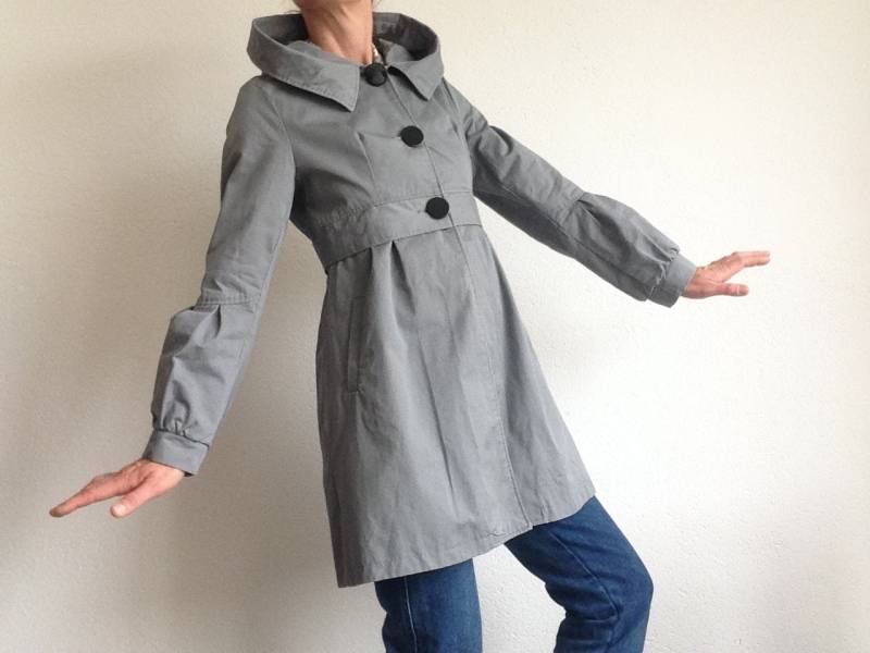 Dolce & Gabbana Vintage Mantel 1990Er Jahre | Mittellanger Grauer Baumwollmantel Mit Kapuze Designer-Jacke Puffärmeln Hergestellt in Italien Grösse S von PNBvintage