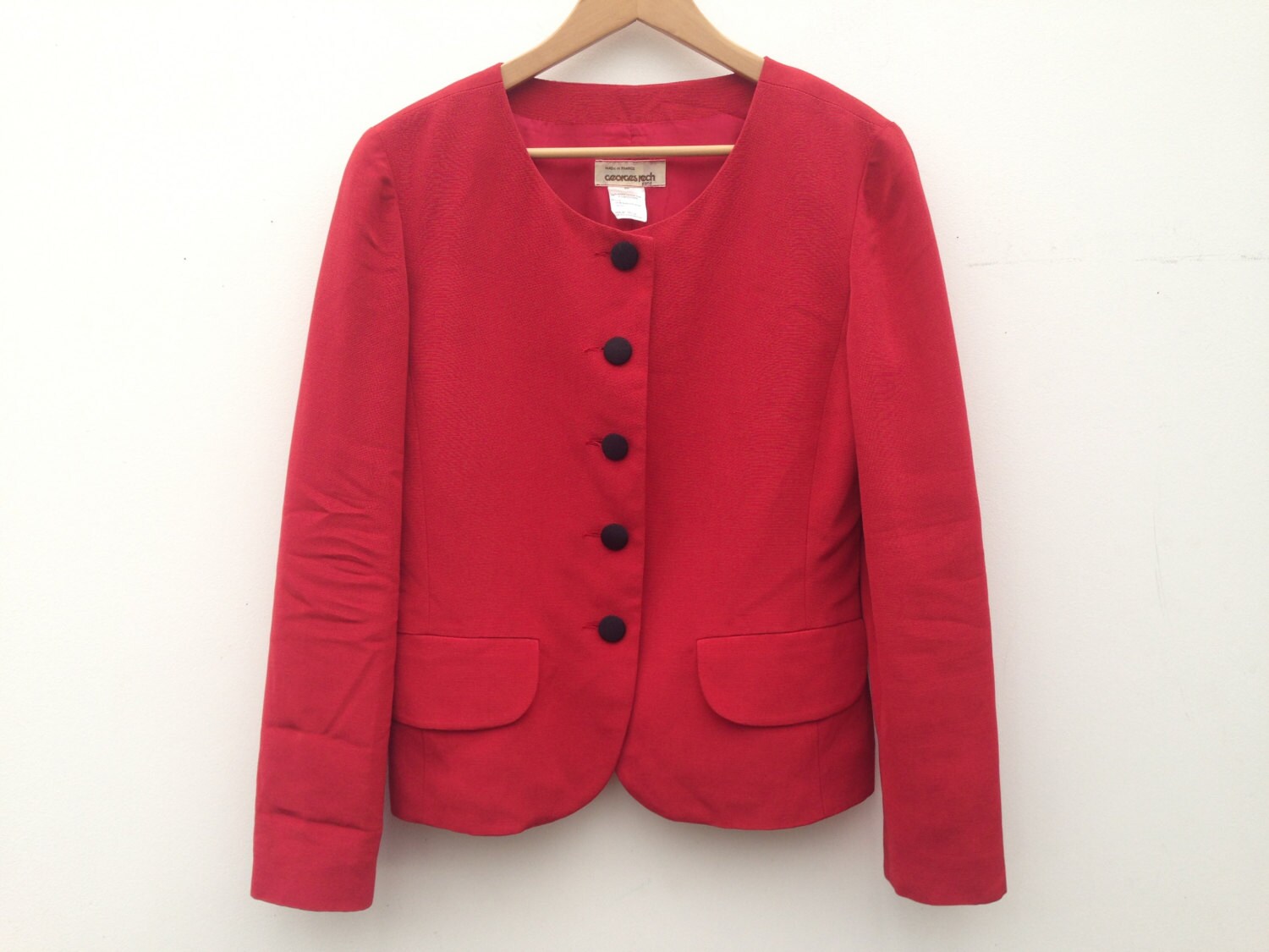 Georges Rech Vintage Blazer Jacke | 1980Er Jahre Glänzende Anzugjacke Mit Schwarzen Knöpfen Roter Rundkragen Hergestellt in Frankreich Grösse M von PNBvintage