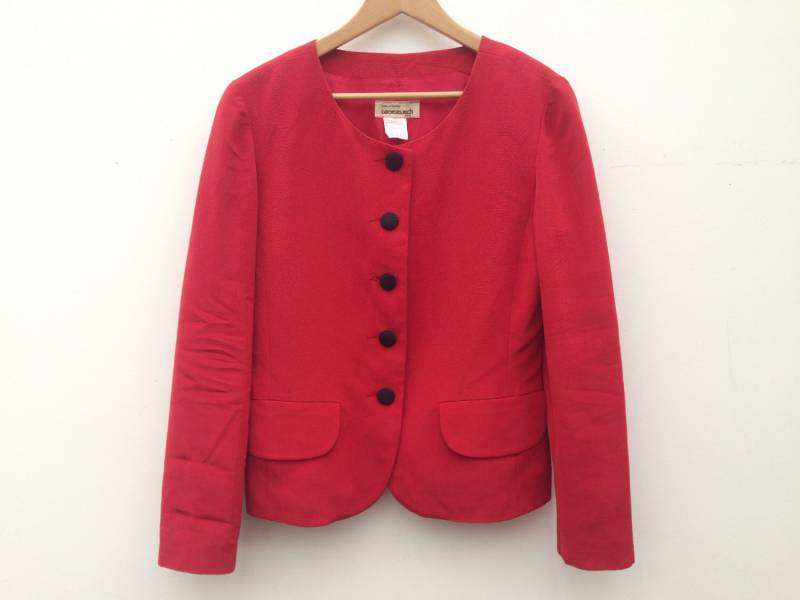 Georges Rech Vintage Blazer Jacke | 1980Er Jahre Glänzende Anzugjacke Mit Schwarzen Knöpfen Roter Rundkragen Hergestellt in Frankreich Grösse M Georges Rech Vintage Blazer Jacke | 1980Er Jahre Glänzende Anzugjacke Mit Schwarzen Knöpfen Roter Rundkragen Hergestellt in Frankreich Grösse M von PNBvintage