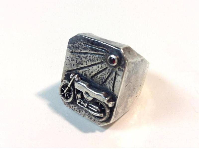 Motorrad Siegelring | Sterling Silber Rubin Handgefertigter Schmuck Massiver Herrenring Einzelstück Hergestellt in Frankreich Eu 20/60 Us9 Motorrad Siegelring | Sterling Silber Rubin Handgefertigter Schmuck Massiver Herrenring Einzelstück Hergestellt in Frankreich Eu 20/60 Us9 von PNBvintage