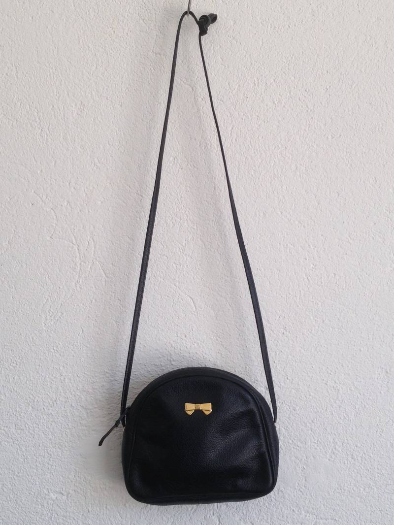 Nina Ricci Vintage Leder Handtasche 1980Er Jahre | Marineblaue Crossbody Mit Gold Bow Detail Elegante Kleine Abendtasche Hergestellt in Frankreich Nina Ricci Vintage Leder Handtasche 1980Er Jahre | Marineblaue Crossbody Mit Gold Bow Detail Elegante Kleine Abendtasche Hergestellt in Frankreich von PNBvintage