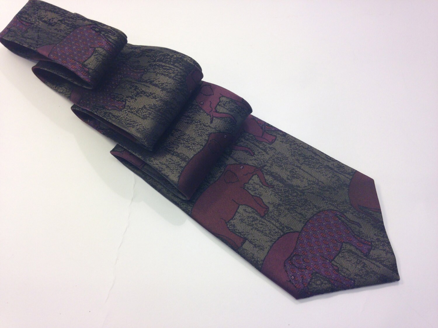 Pierre Balmain Vintage Seidenkrawatte 1970Er | Grau/Burgunder Elefantenmuster Glänzende Textur Hergestellt in Frankreich Nr von PNBvintage