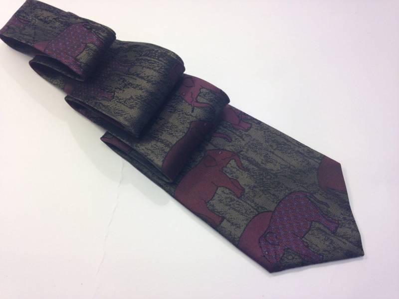 Pierre Balmain Vintage Seidenkrawatte 1970Er | Grau/Burgunder Elefantenmuster Glänzende Textur Hergestellt in Frankreich Nr Pierre Balmain Vintage Seidenkrawatte 1970Er | Grau/Burgunder Elefantenmuster Glänzende Textur Hergestellt in Frankreich Nr von PNBvintage