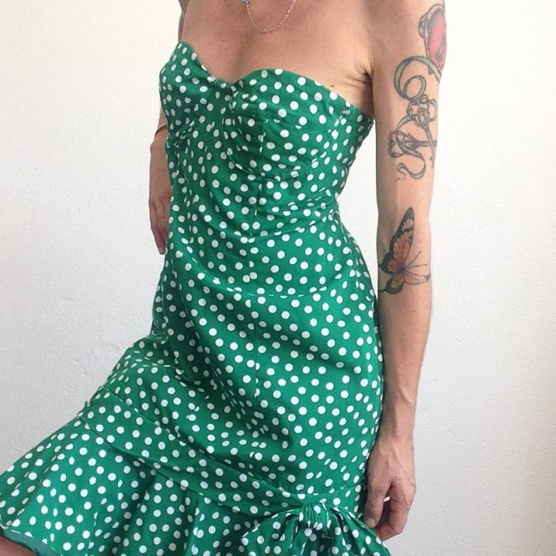 Ted Lapidus Vintage Kleid 1980Er Jahre | Grünes Trägerloses Bustier-Kleid Mit Weißen Tupfen Tailliertes Rüschensaum Hergestellt in Frankreich von PNBvintage