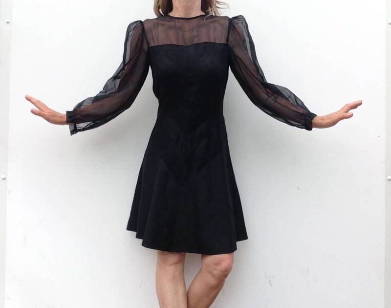 Vintage Abendkleid 1950Er Jahre | Schwarzes Kleid Aus Seidenkrepp Schiere Puffärmel Elegantes Midcentury Cocktailkleid Hergestellt in Frankreich Vintage Abendkleid 1950Er Jahre | Schwarzes Kleid Aus Seidenkrepp Schiere Puffärmel Elegantes Midcentury Cocktailkleid Hergestellt in Frankreich von PNBvintage